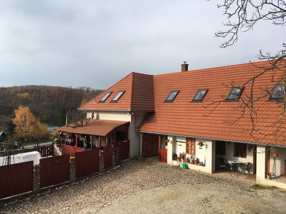 Bakonyi Apartmanház Eplény Exterior foto